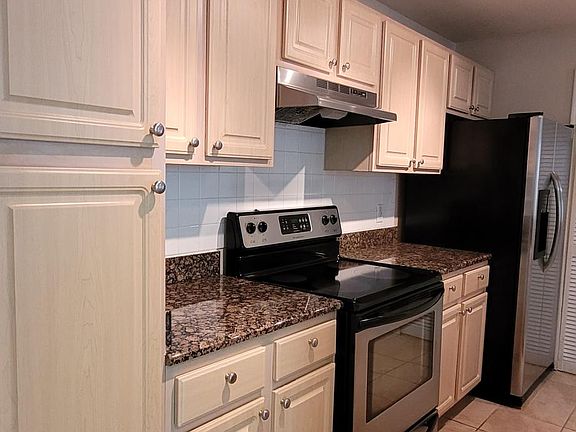 KITCHEN WITH GRANITE AND STAINLESS APPLIANCES