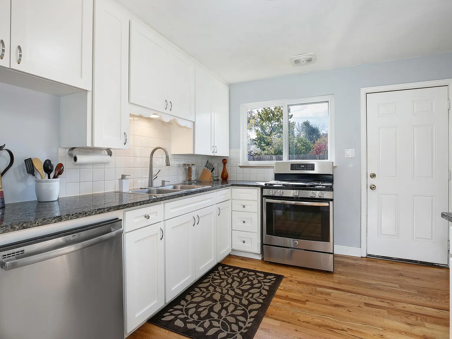 3 bed, 1.5 bath, 1050 sqft, $2,300 — Photo 1