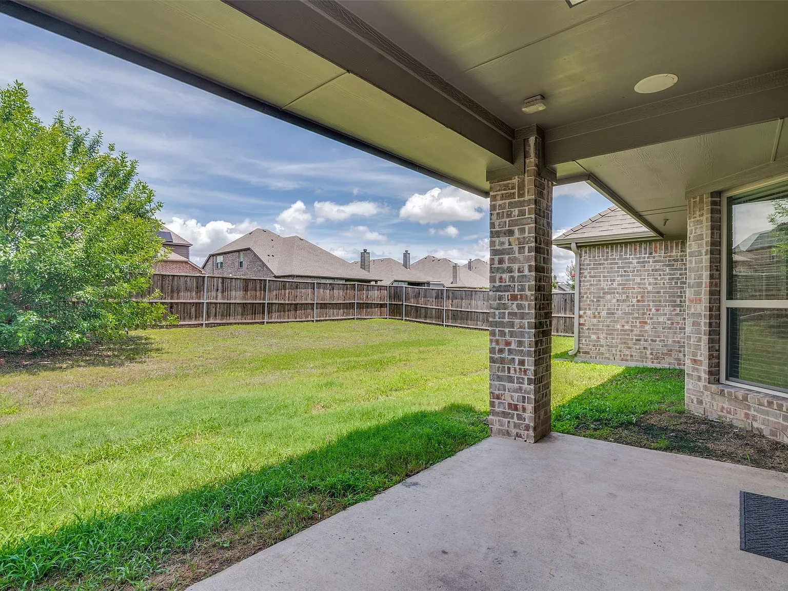 4 bed, 2.0 bath, 2303 sqft, $2,400 — Photo 3