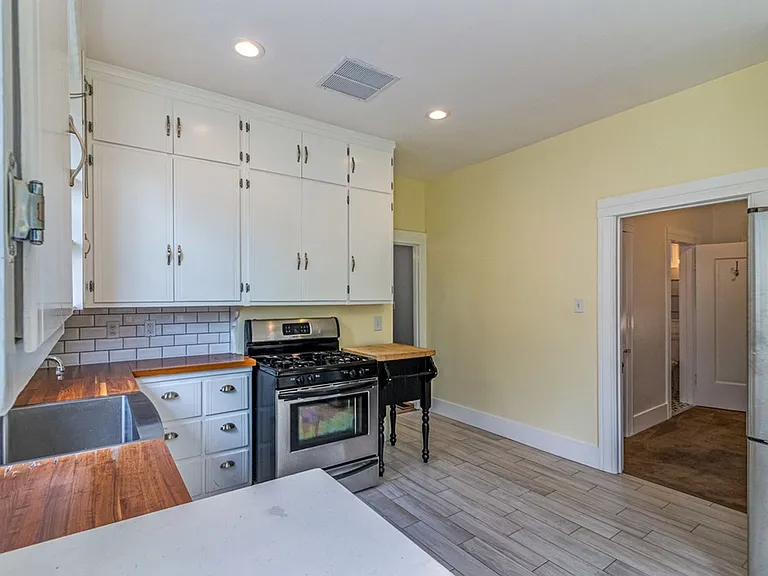 832 Oak St — Photo 6