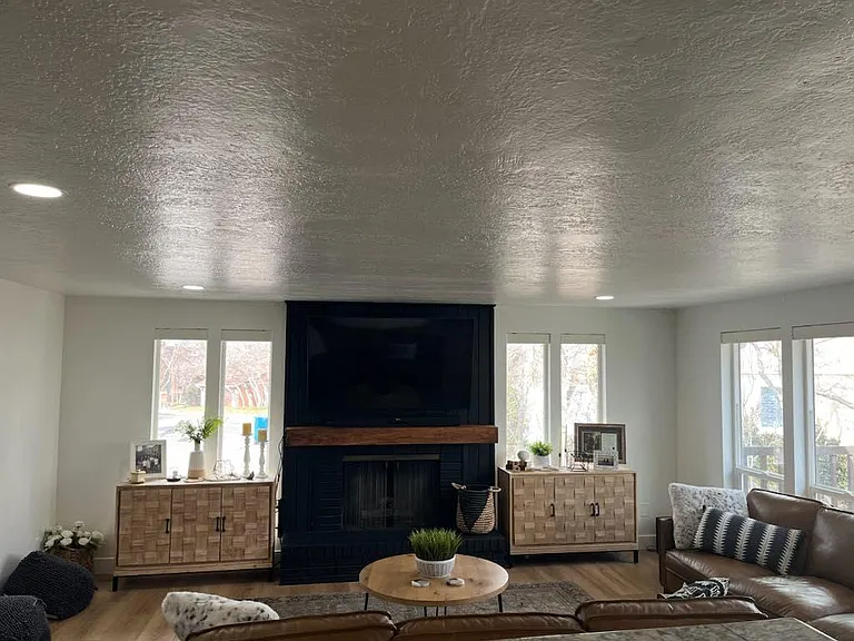 5720 S Oakwood Dr E — Photo 2