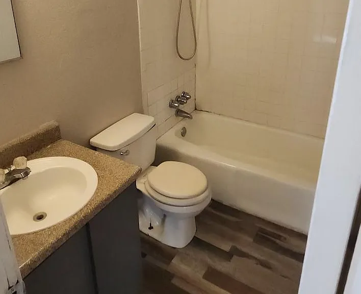 Pointe West Apartments — Photo 9