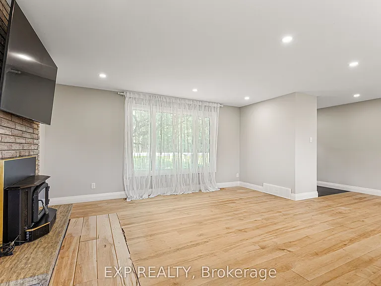 10 Queen Anne Cres — Photo 7