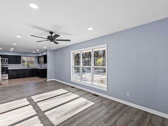 3rd image of 336 Zandale Dr