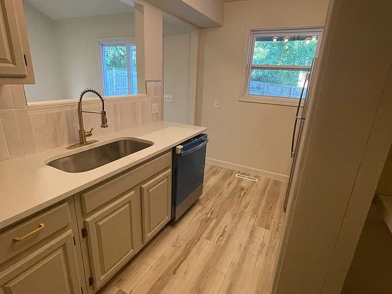1207 Geneva St — Photo 12