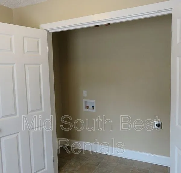 1550 Ontario Ave — Photo 3