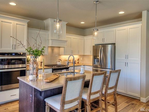 Pictures of model home and are for illustrational purposes only. Actual plans and specs may vary. Some features shown are considered upgrades. 