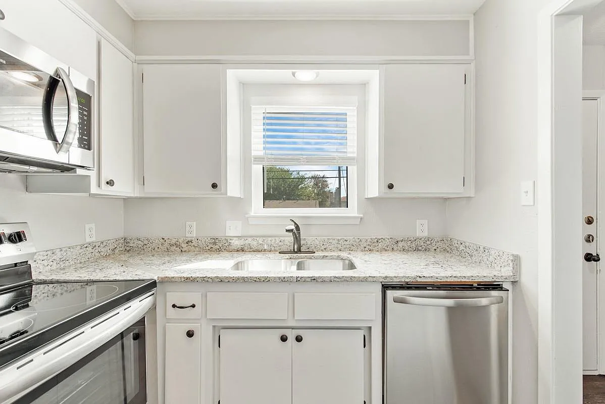 7700 Chapin Rd — Photo 4