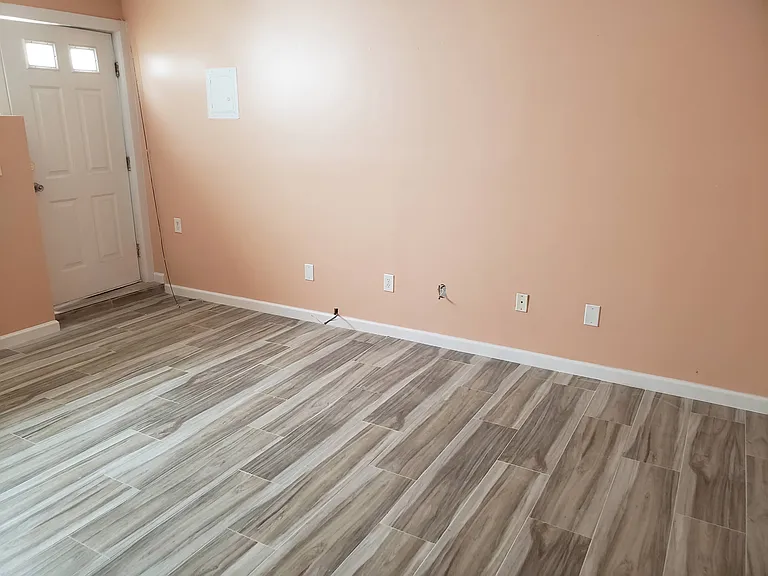 Saxon Ave — Photo 4