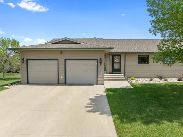 824 35th Ave SW APT E, Minot, ND 58701