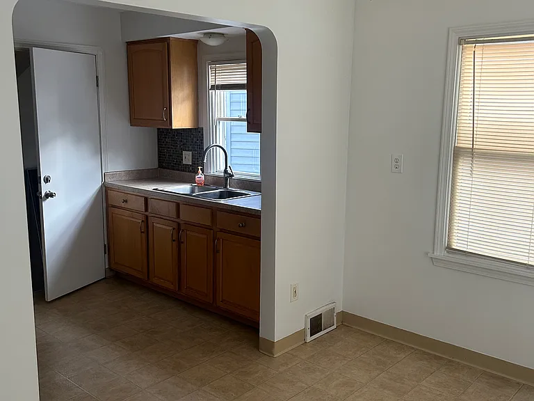 17425 Dartmouth Ave — Photo 5