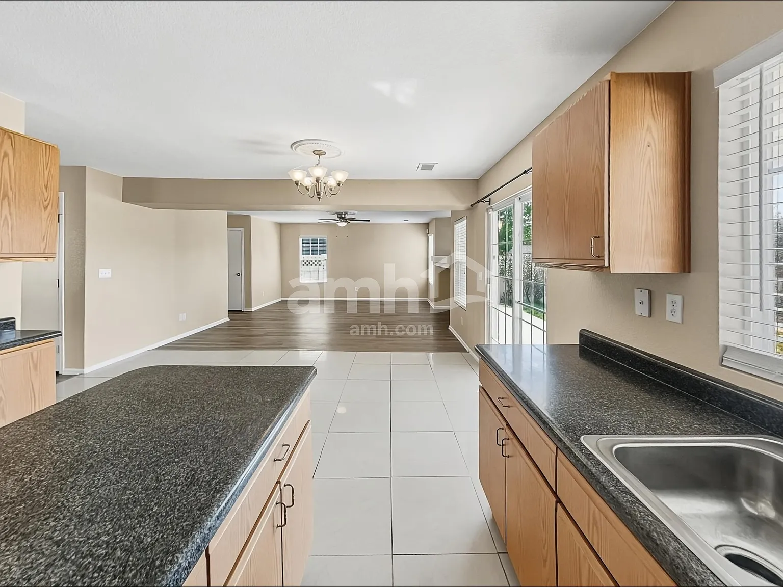 4 bed, 2.5 bath, 2718 sqft, $3,400 — Photo 4