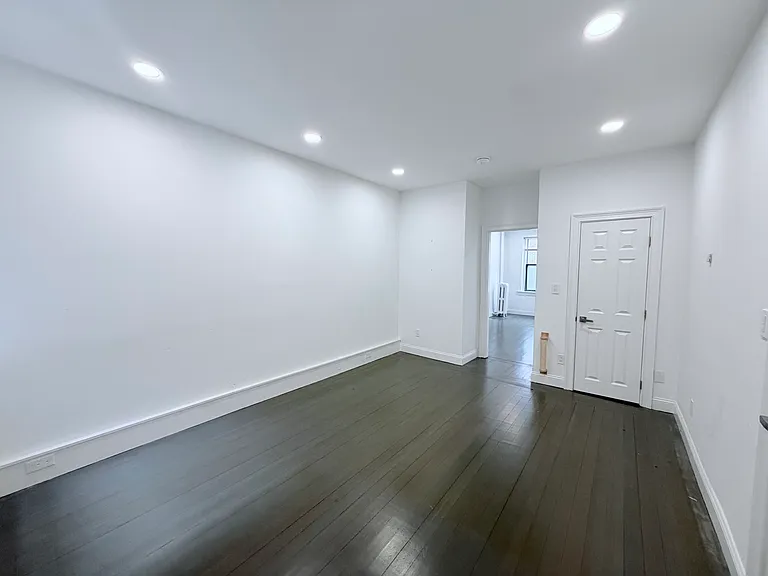 31 Temple St #4R — Photo 4