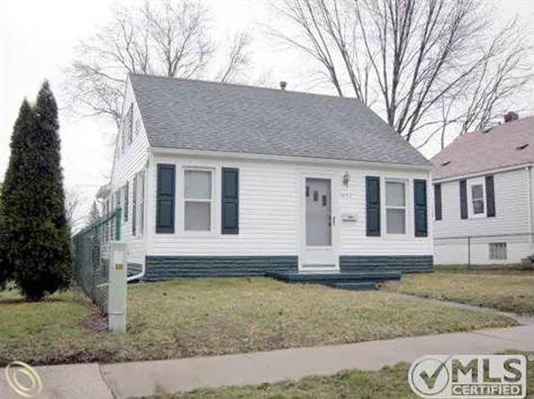 1642 McPherson St, Port Huron, MI 48060