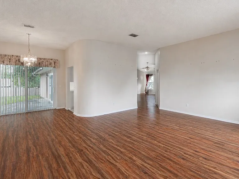 10435 Crestfield Dr — Photo 4