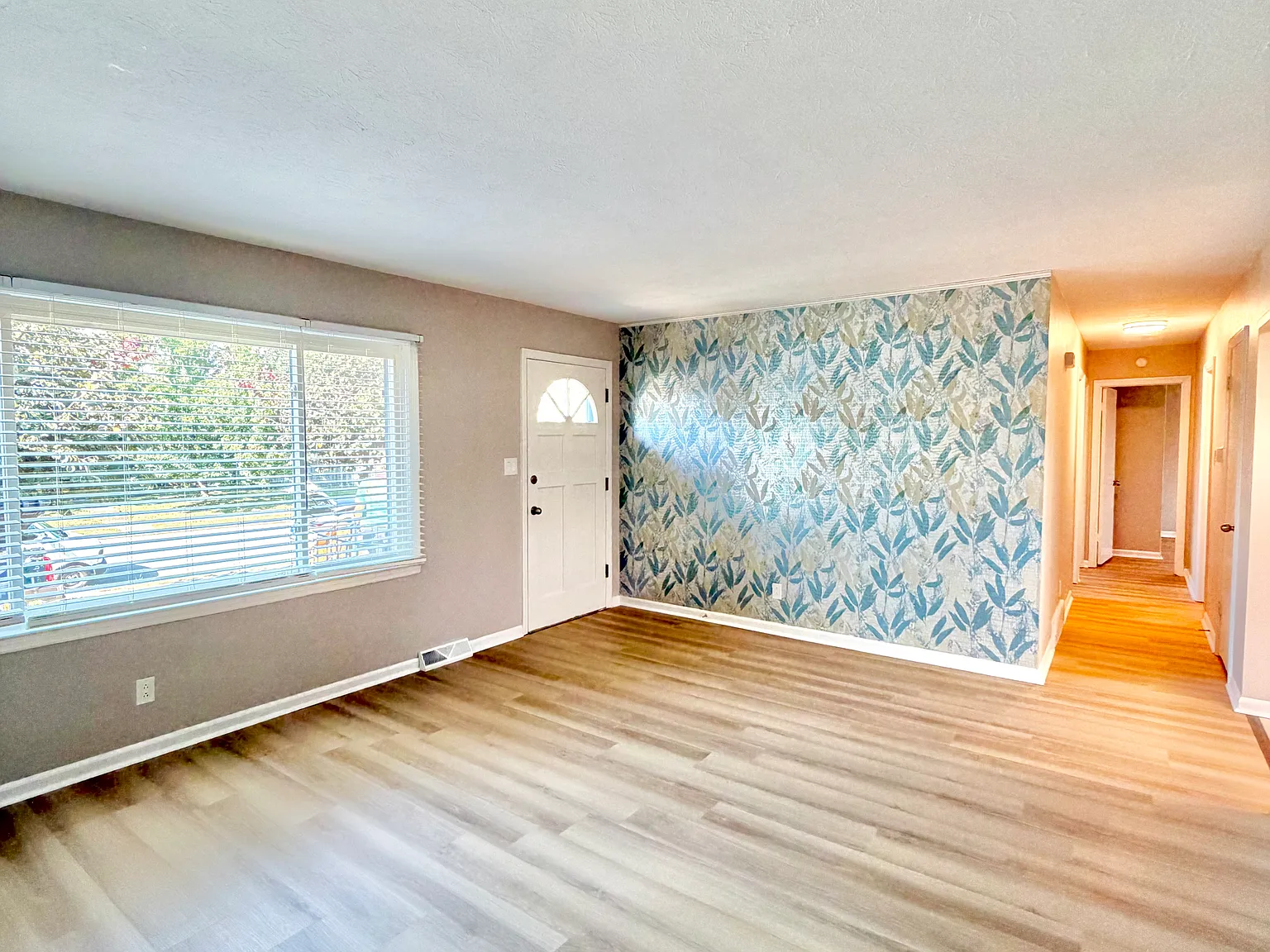 3 bed, 2700 sqft, $1,895 — Photo 4