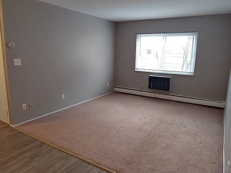 Colonial Club Apartments — Photo 8