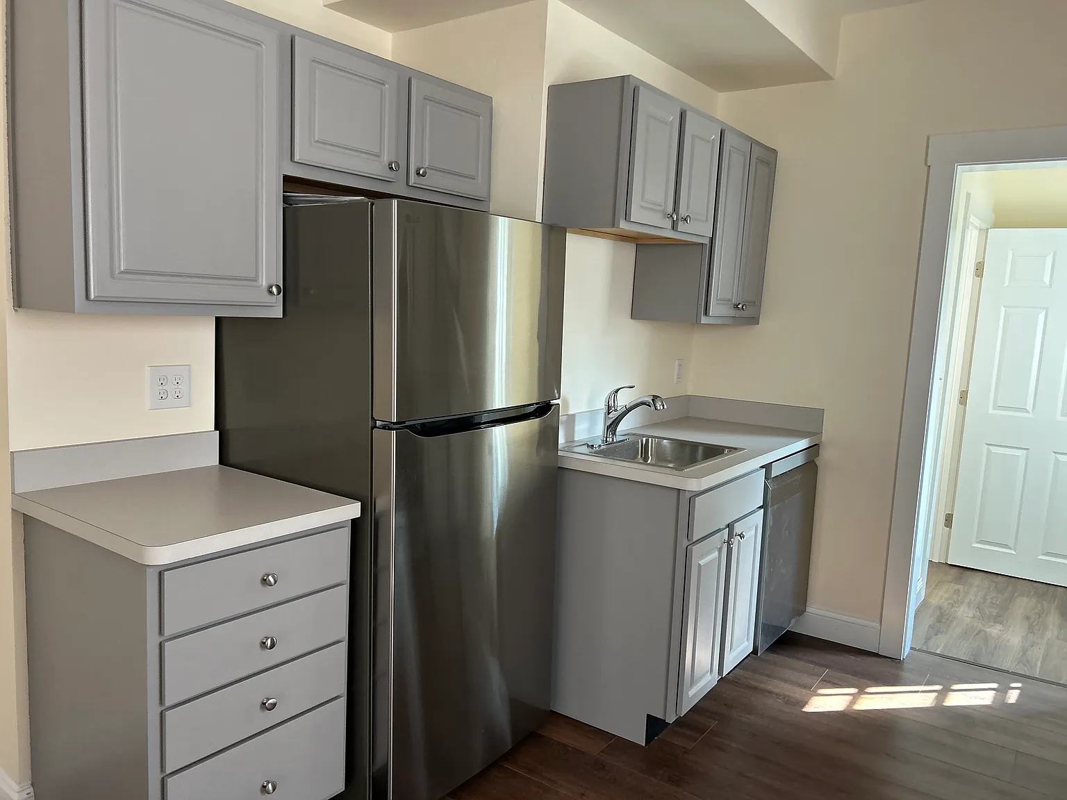 3 bed, 1.5 bath, $3,200 — Photo 3