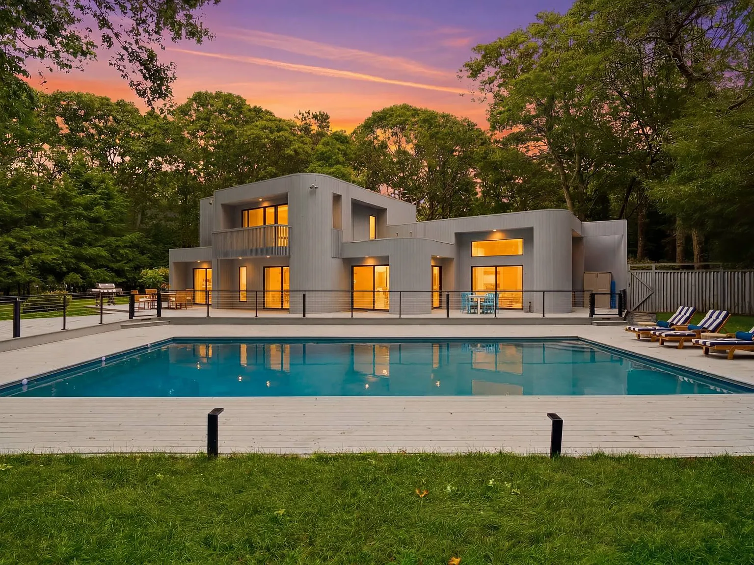 Modern Wainscott South Retreat with Heated Gunite Pool — Photo 1