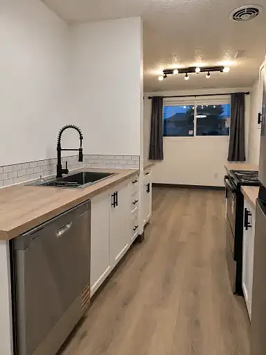 3 bed, 1.0 bath, 1000 sqft, $1,800 — Photo 2