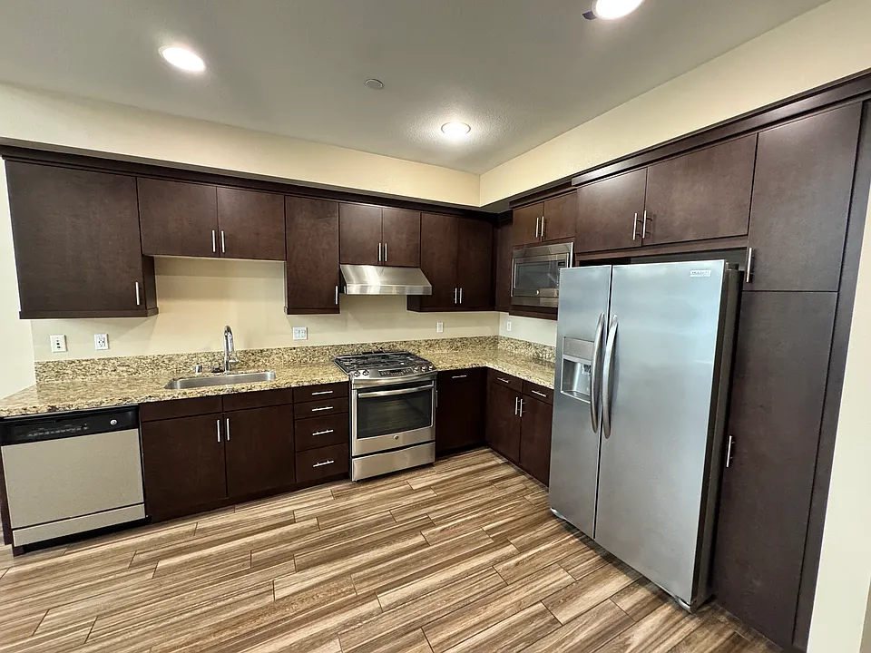 1506 W Artesia Sq #D