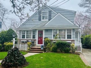 19 Beech Ct, Malverne, NY 11565