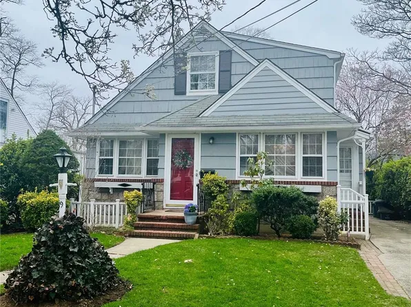 19 Beech Court, Malverne, NY 11565