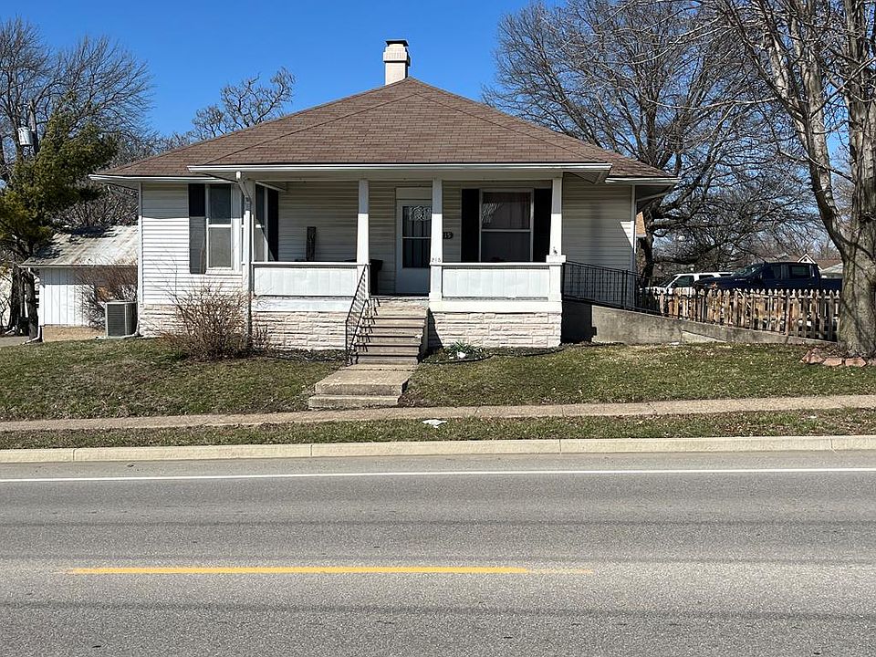 1st image of 215 E Illinois St