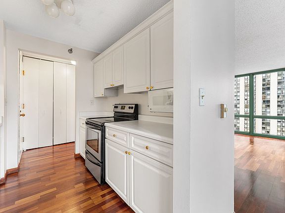 4th image of 111 W Maple St APT 1401