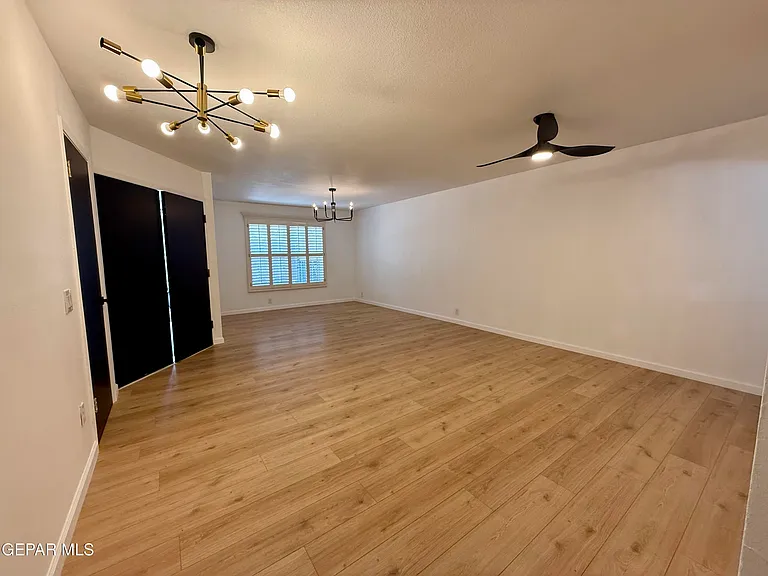 1649 Lomaland Dr — Photo 6