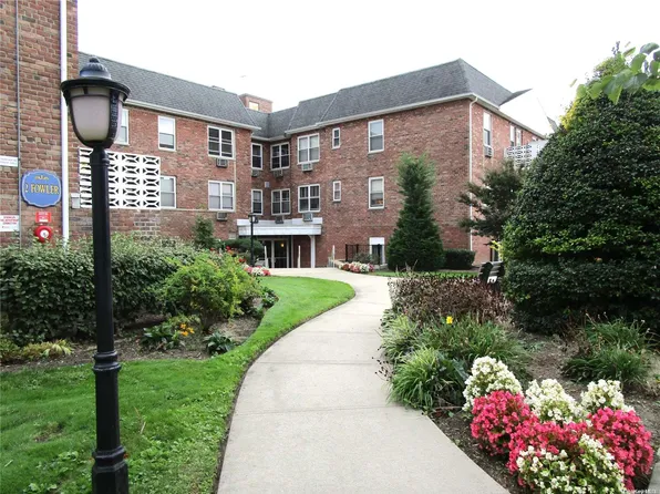 2 Fowler Avenue #227, Lynbrook, NY 11563