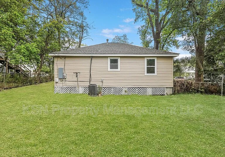 1305 E 32nd St — Photo 3