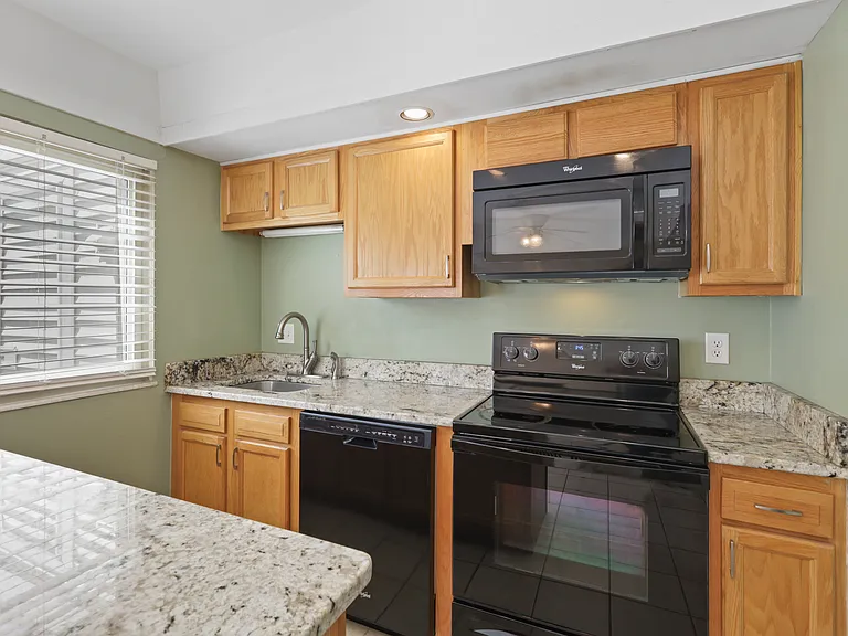 943 Manor Ln — Photo 23