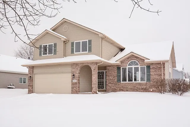 1221 Blackhawk Dr photo 1