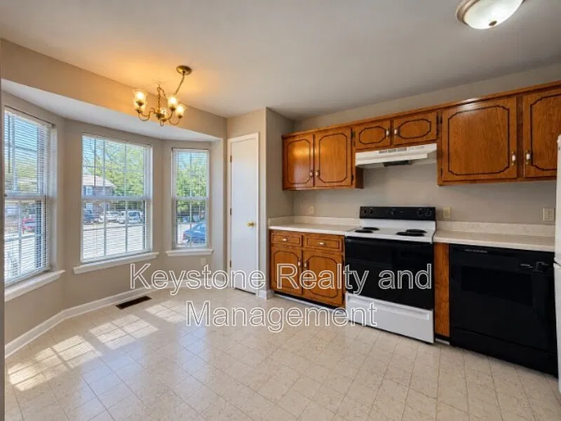 2 bed, 1.5 bath, 1000 sqft, $895 — Photo 2