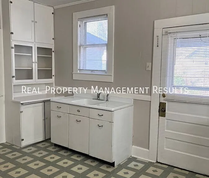 208 E Maryland St — Photo 9