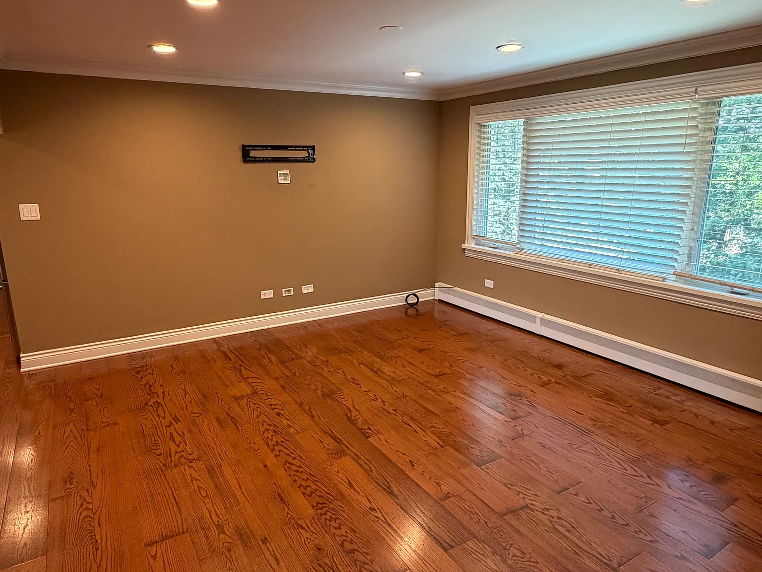 8285 Archer Ave — Photo 2