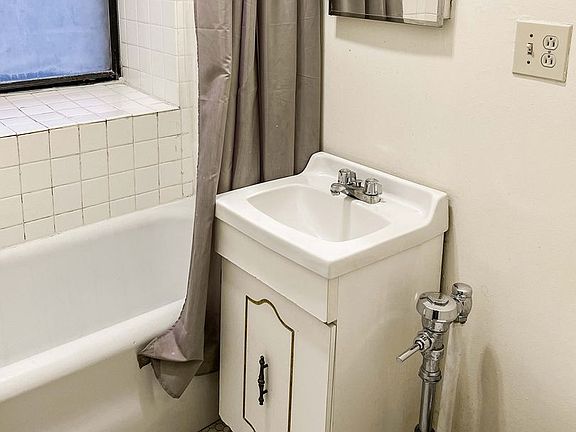 4th image of 623 W Briar Pl #5