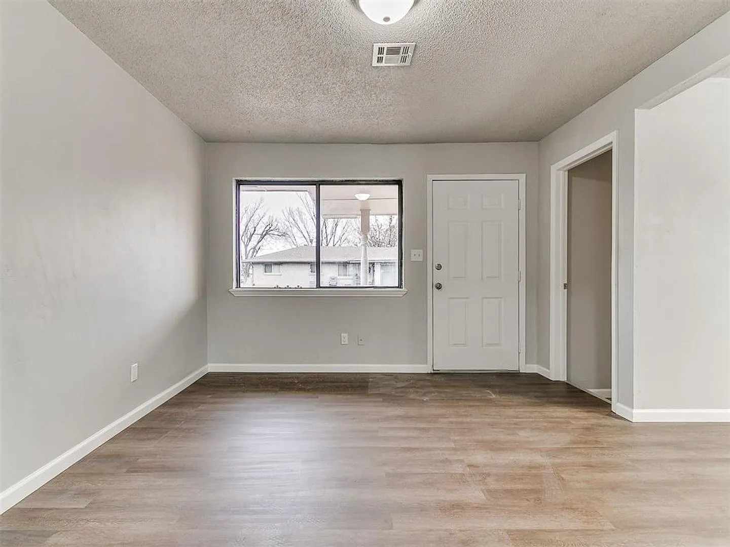 Super 4 Bed 1.5 Bath in the South Gate Addn in Moore, OK — Photo 4