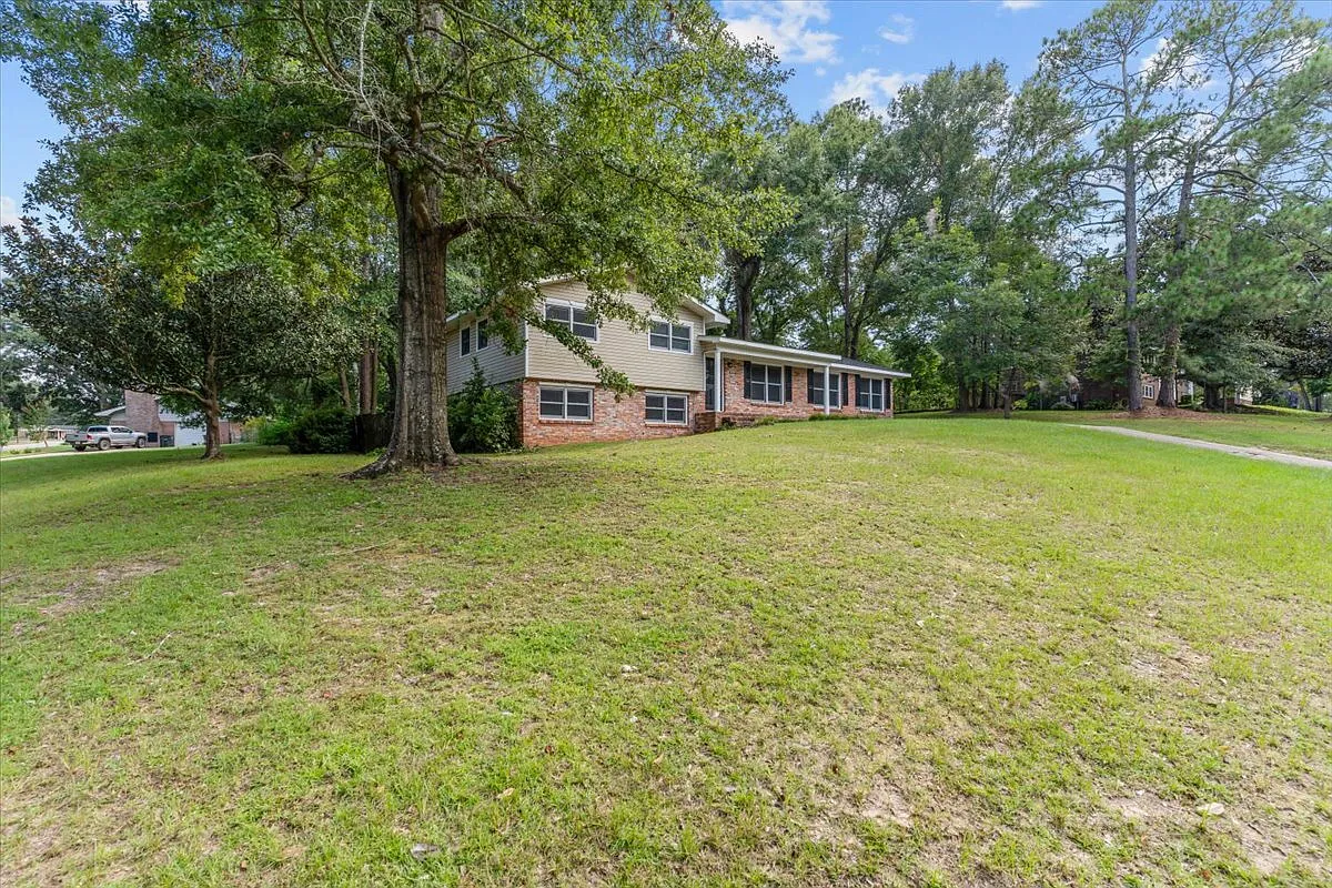 6 bed, 3.0 bath, 2250 sqft, $2,250 — Photo 3