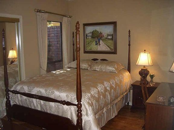 3rd image of 3410 Forest Hills Cir