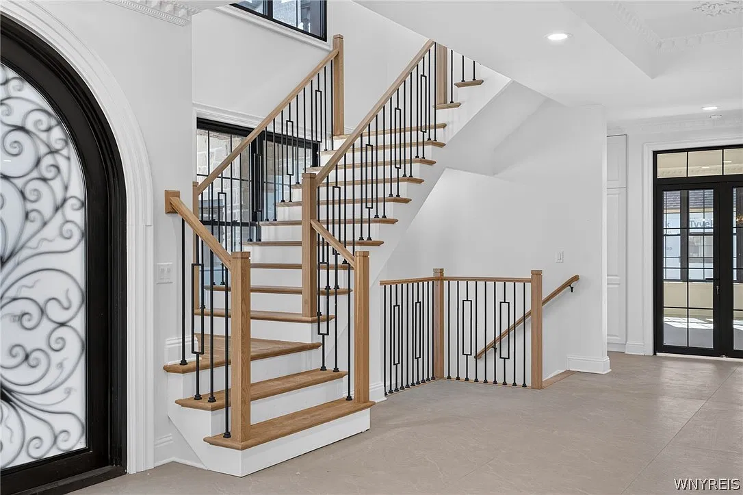 4 bed, 6.0 bath, 5458 sqft, $10,000 — Photo 3