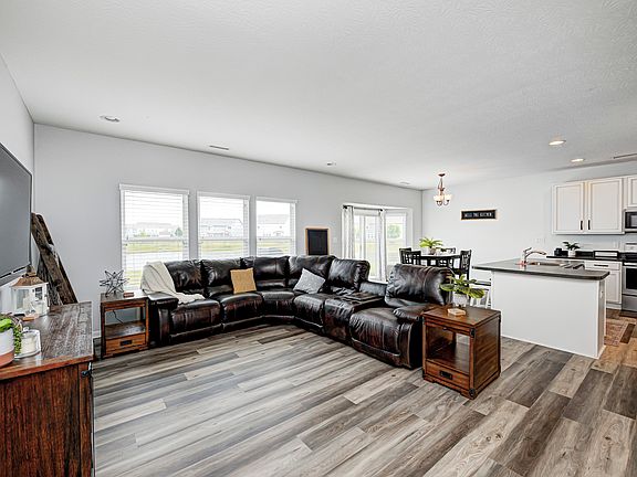 3rd image of 6218 N Woods Edge Ct