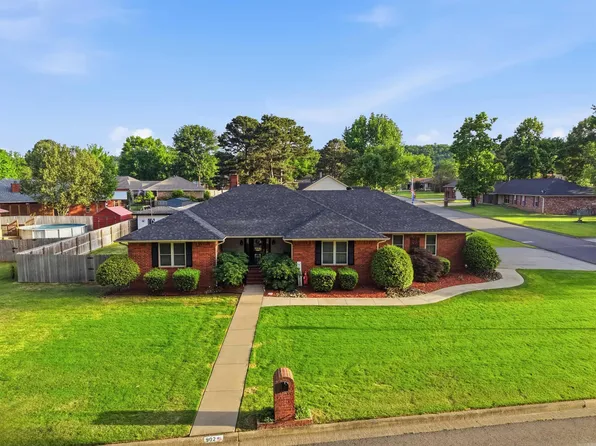 902 Deerfield Ct, Russellville, AR 72801