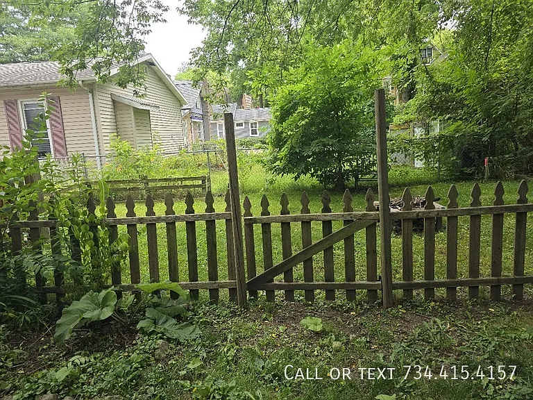 110 E Summit St — Photo 34