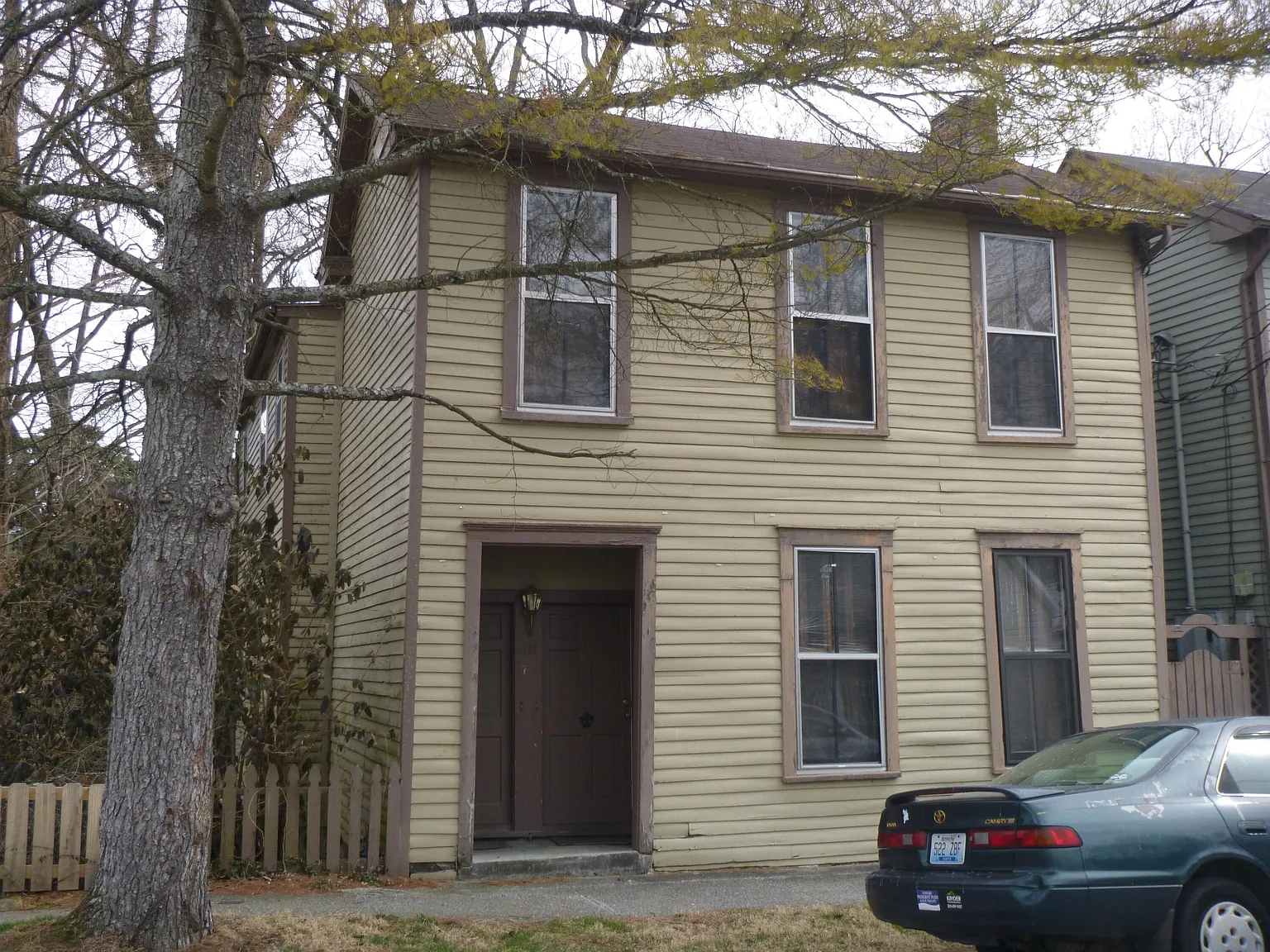 411 Logan St photo 1