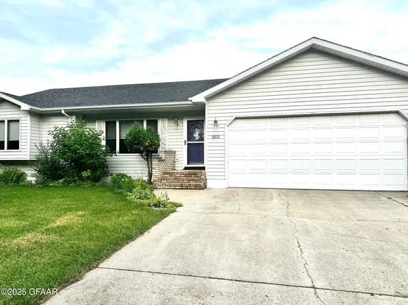 1202 12th Ave SE, East Grand Forks, MN 56721