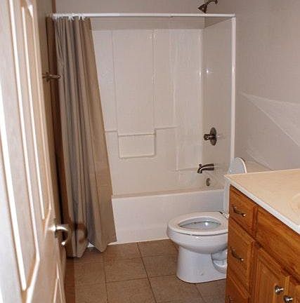 2nd Bathroom w/ tub/shower