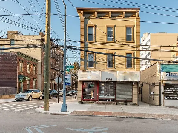 31-16 23rd Ave, Astoria, NY 11105