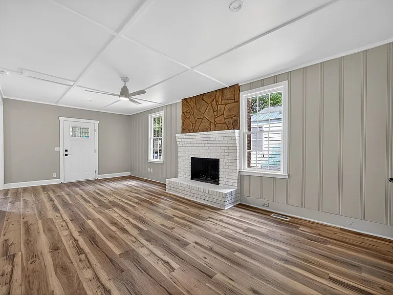 2218 Holt Dr — Photo 3